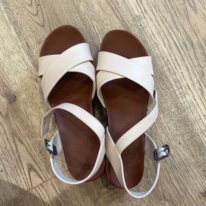 Universal thread platform sandals  cream size 8